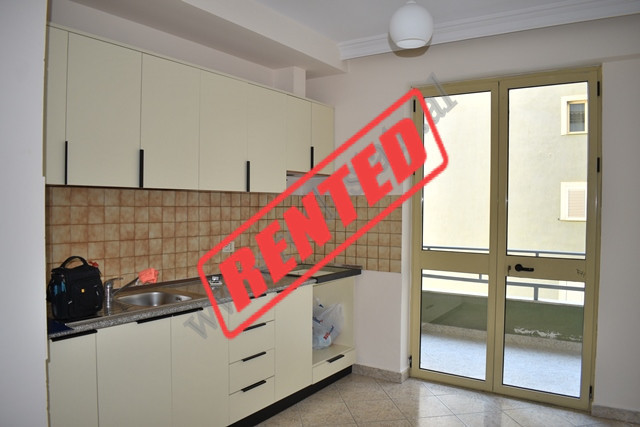 Apartament &nbsp;1+1 per qira ne rrugen Him Kolli ne Tirane.

Shtepia pozicionohet ne katin e dyte